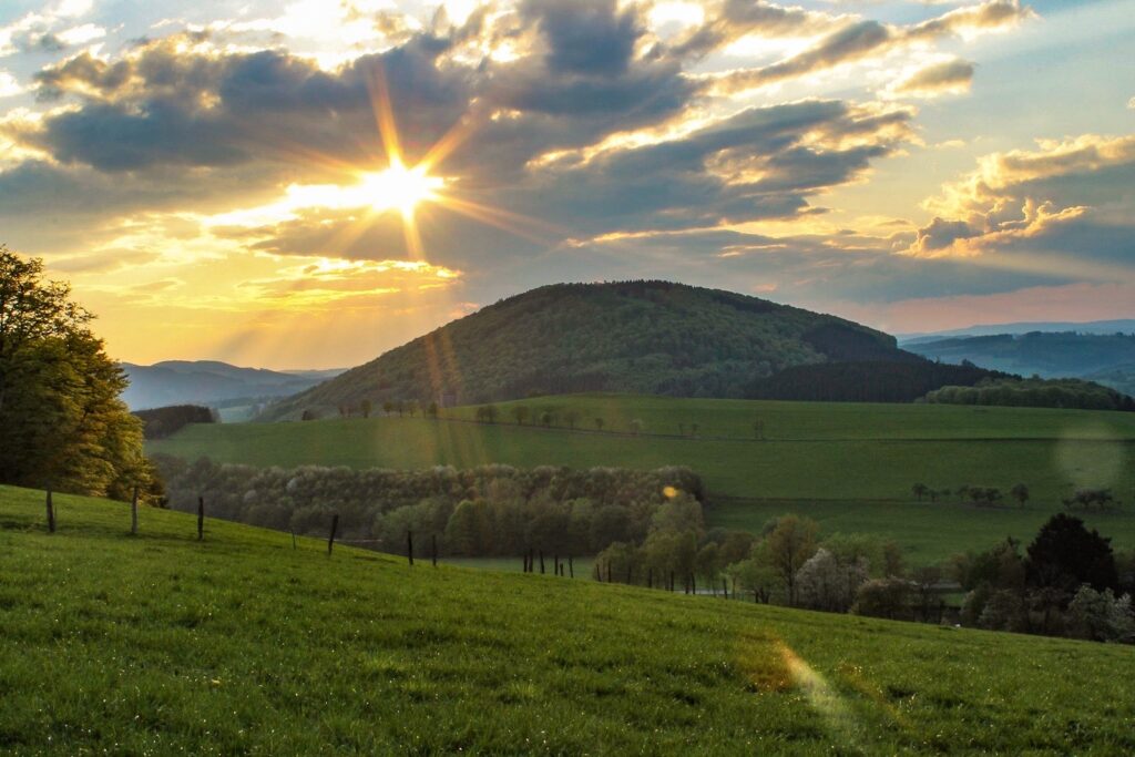 Wilzenberg im Frühling bei schöner Abendsonne